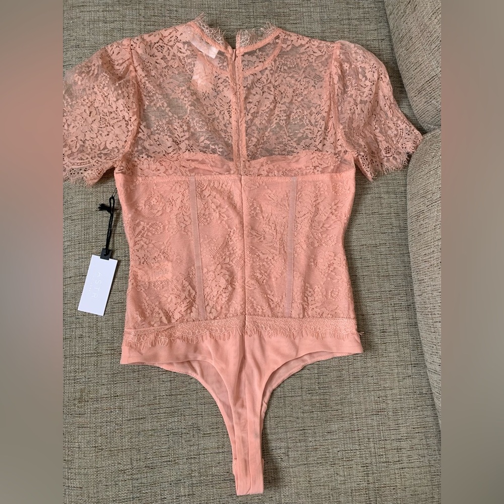 💫HP‼️💫 NWT ASTR THE LABEL Lacie Illusion Lace Bodysuit in Blush Pink, Size XS - Picture 5 of 7